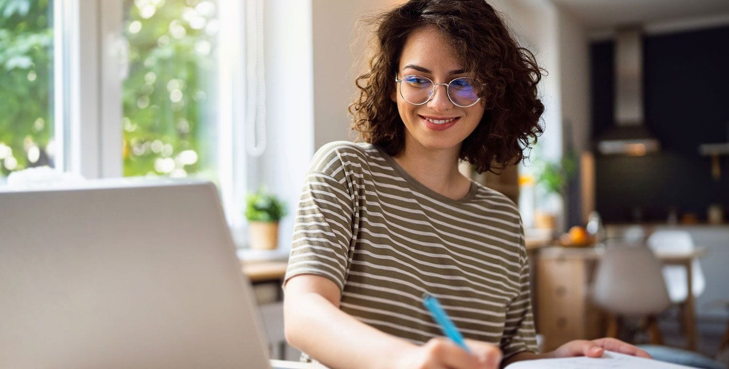 Une aide à domicile fait une formation en ligne